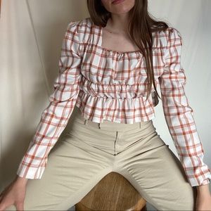 Cropped plaid top stretchy elastics and puffed sleeves. Ghospell
